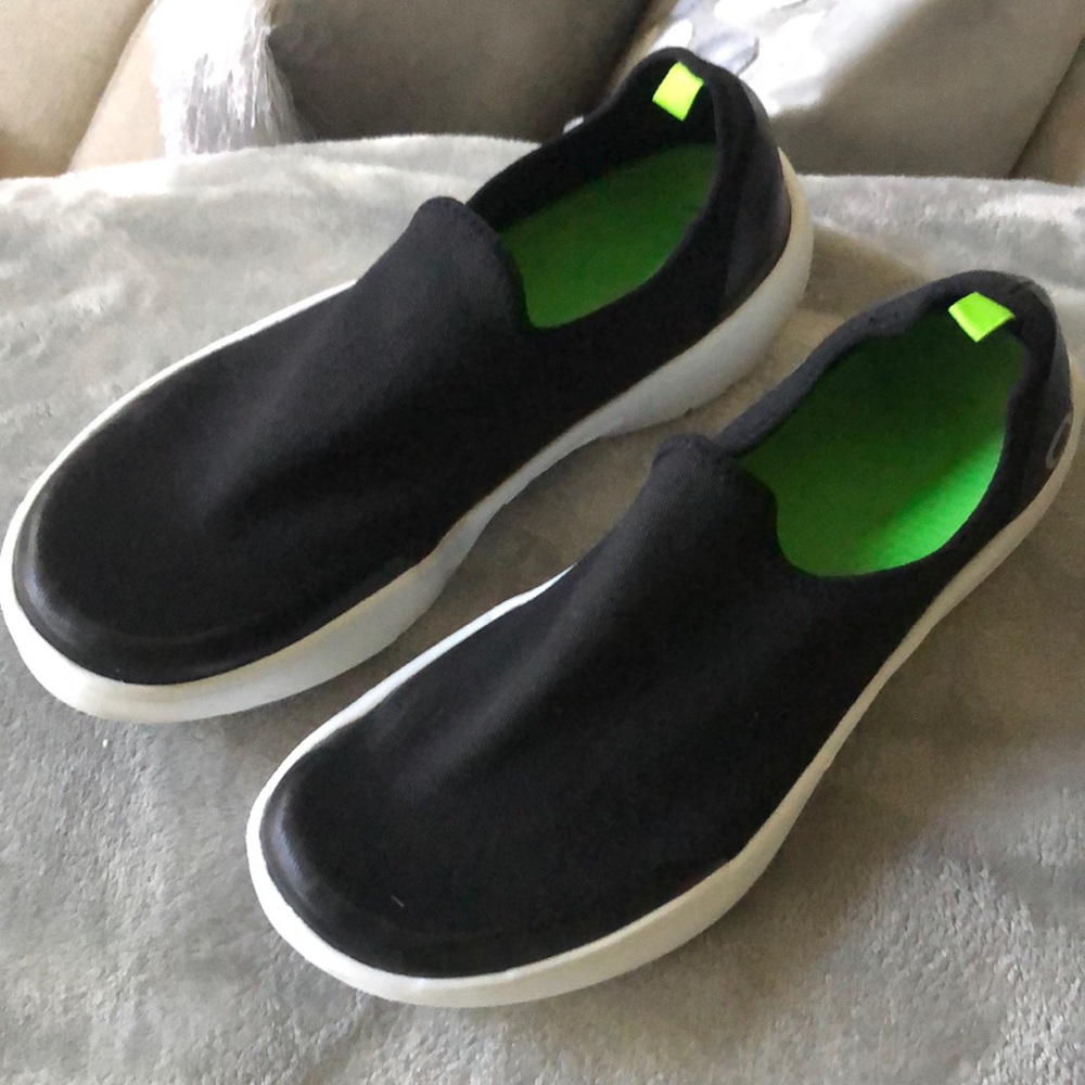 OOFOS - White/Black